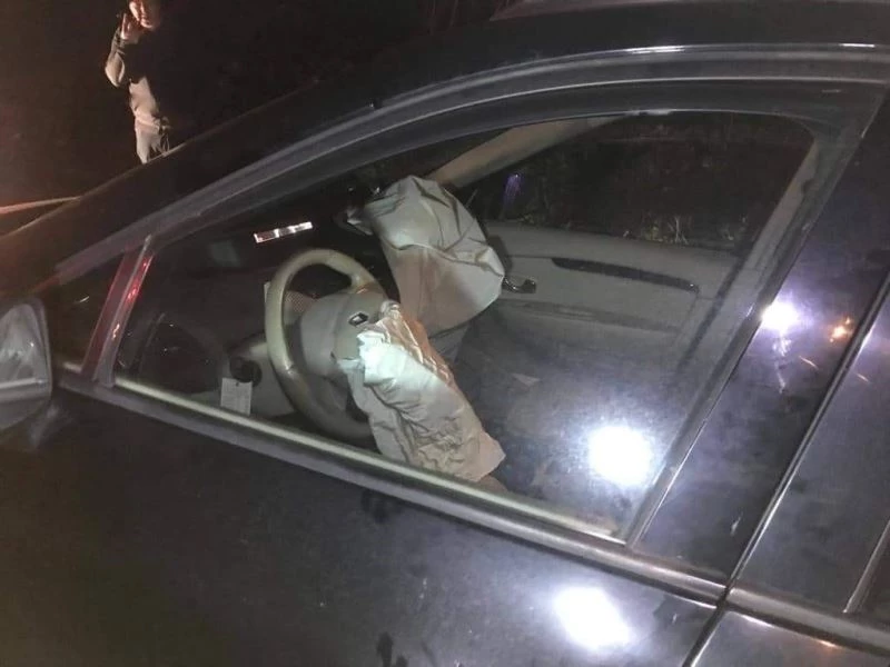 Yamaçtan kopan dev kayalar Hopa-Kemalpaşa karayolunu ulaşıma kapattı
