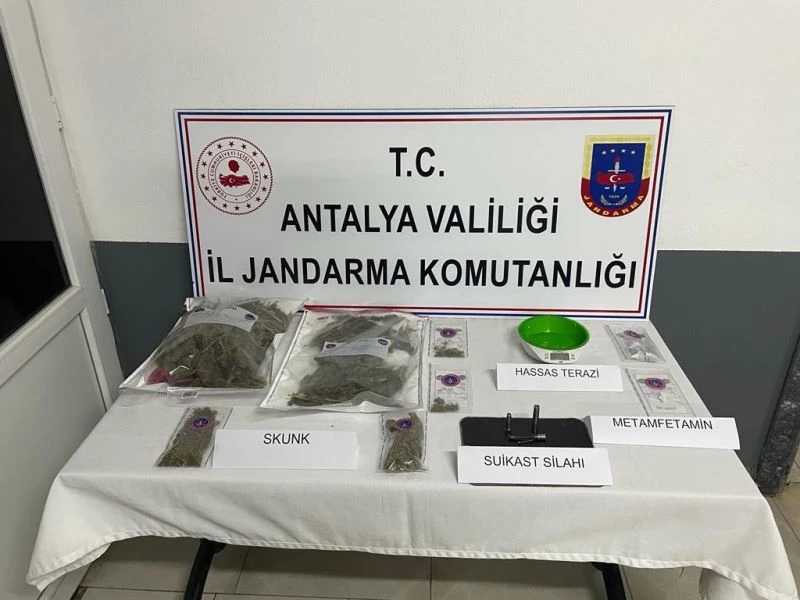 Uyuşturucu tacirlerinin üzerinde suikast tabancası ele geçirildi
