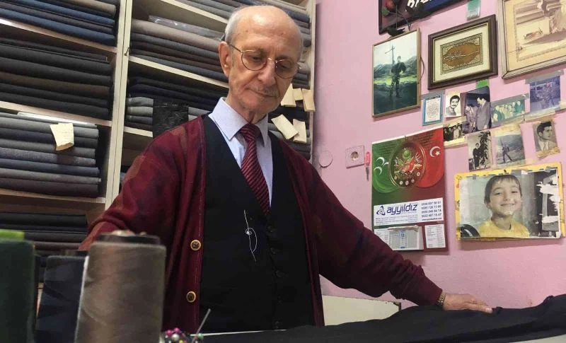 Yarım asırdan fazladır bu şehrin insanlarının söküğünü dikiyor
