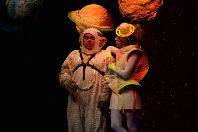 Çocuklar ’Enos ve İo’yu hayranlıkla izledi
