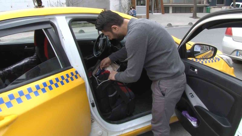Ticari takside unutulan para dolu çantayı sahibine teslim etti
