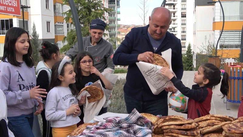 Osmanlı’dan günümüze kadar gelen lezzet Ramazan pidesi ücretsiz dağıtıldı

