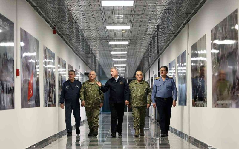 Bakan Akar beraberindeki TSK komuta kademesi ile Kara Kuvvetleri Harekat Merkezi’nde Pençe Kilit Operasonu’nu takip etti
