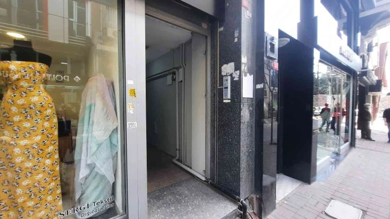 Şişli’nin göbeğinde ilginç hırsızlık: Apartmanın giriş kapısını söküp çaldı
