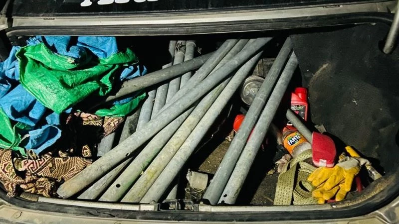 Hırsızlık şüphelisi çaldığı borularla birlikte yakalandı
