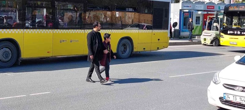 Alibeyköy’de tramvaya ulaşmak isteyen vatandaşların zorlu imtihanı
