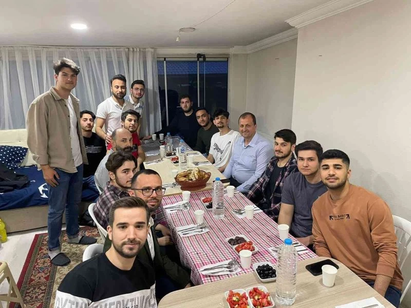Başkan Usta, öğrencilerin iftar sofrasına konuk oldu
