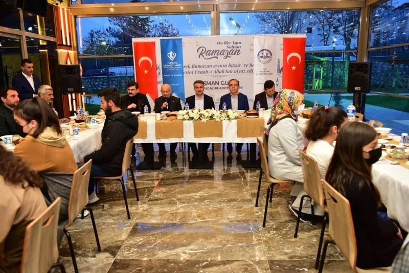 Yetimler iftarda buluştu
