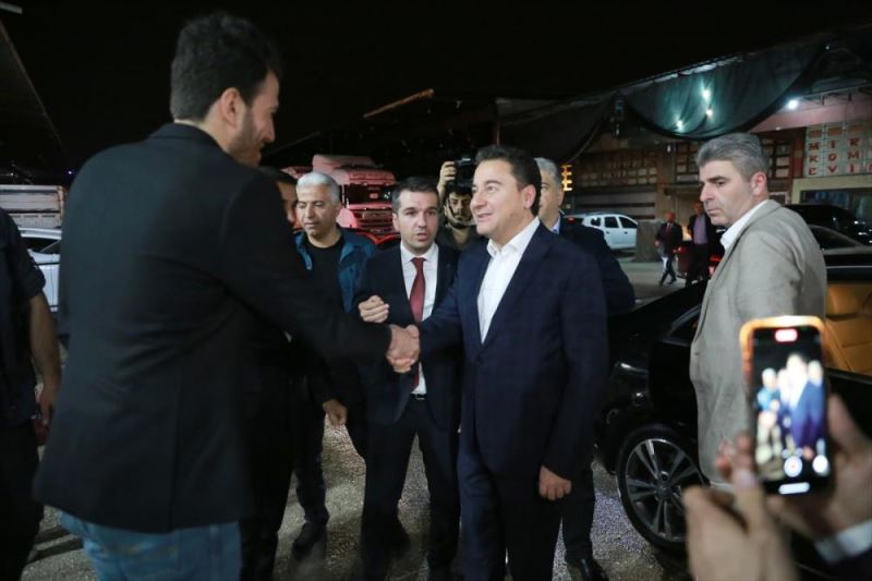 DEVA Partisi Genel Başkanı Babacan Adana’da hal esnafıyla sahur yaptı