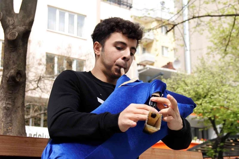 Nefesiyle okul harçlığını çıkartıyor
