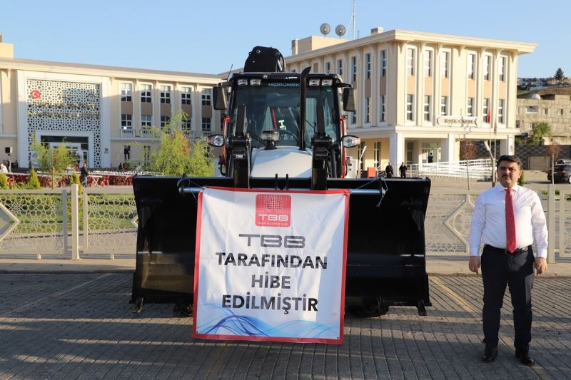Türkiye Belediyeler Birliği’nden Cizre Belediyesine kepçe hibe edildi
