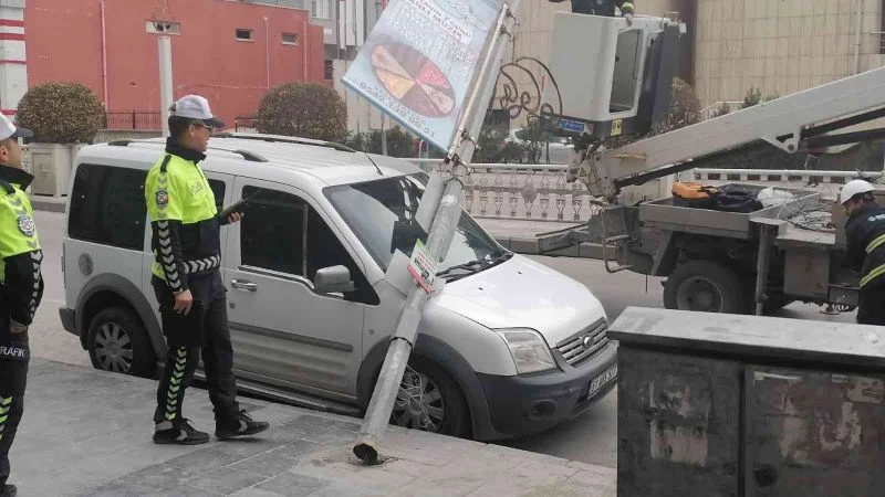 Rüzgar, elektrik direğini devirdi
