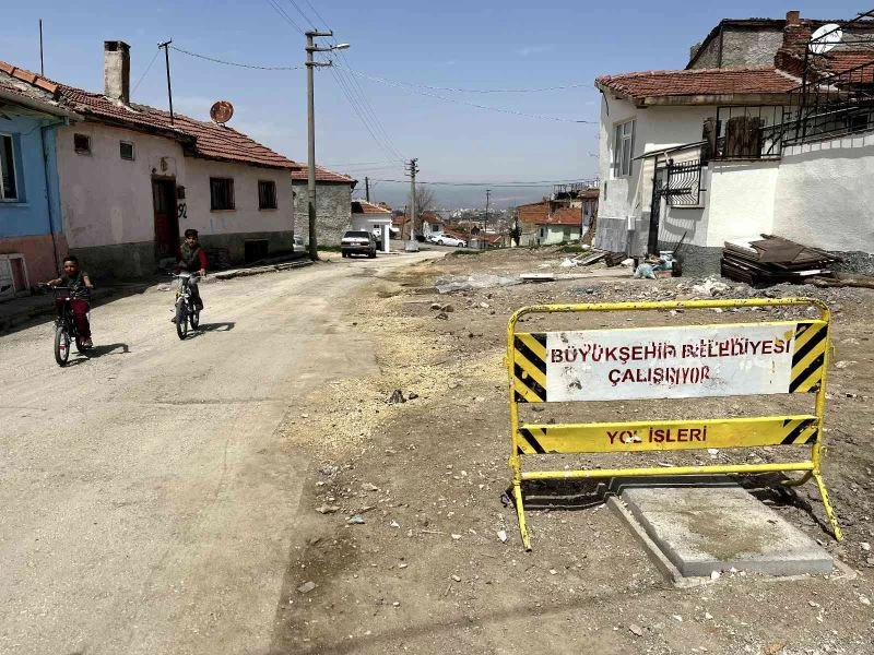 Yapılmayan patlak rögar borusu mahalleliyi mağdur etti
