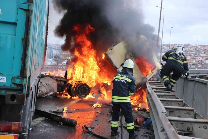 Makaslayan tır alev alev yandı, TEM otoyolu 2 saat trafiğe kapandı
