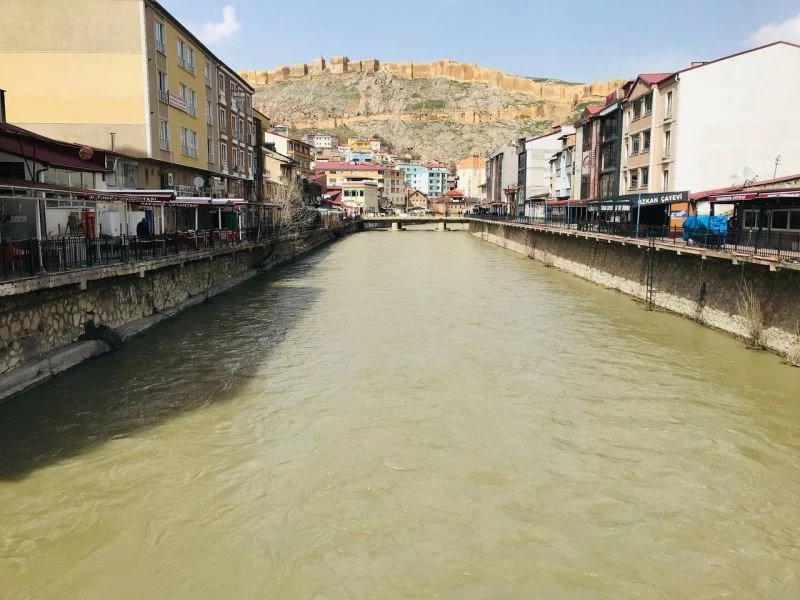 Çoruh nehri artan debisiyle Bayburt’u Venedik’e benzetti
