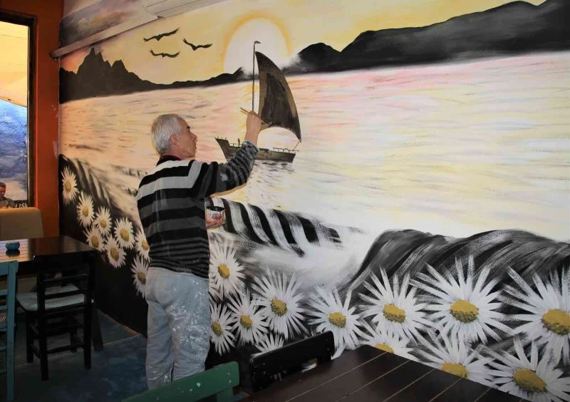 Ruhsuz duvarları hayalleriyle renklendiriyor
