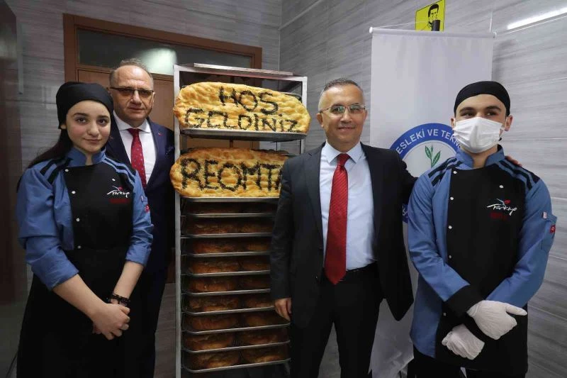Rize’de lise öğrencileri okullarında kendi ekmeğini kendisi pişirecek
