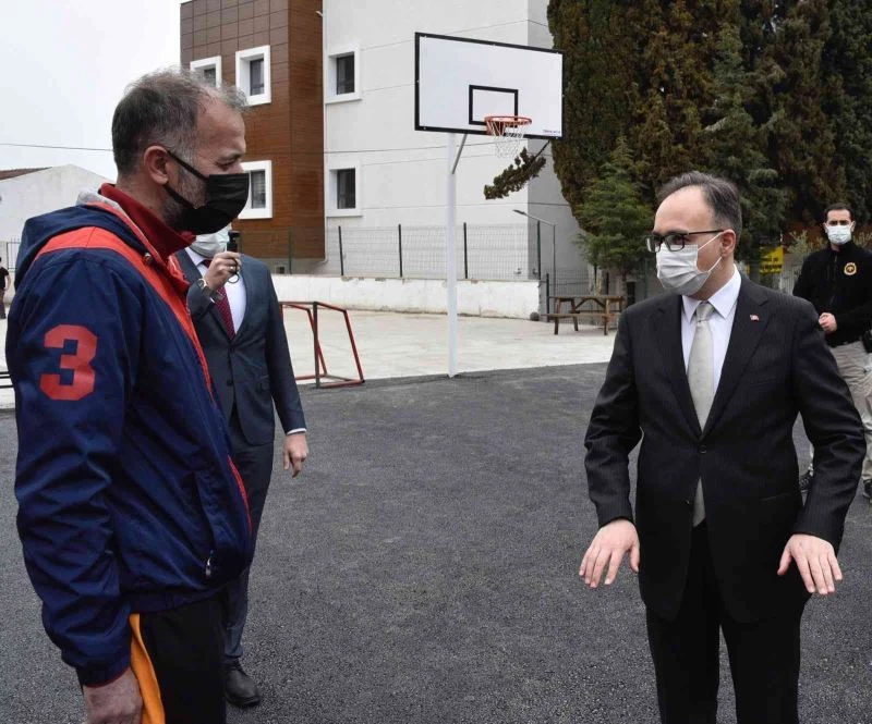 Vali Kızıklaya Murat Hüdavendigar Ortaokulu’da çeşitli incelemelerde bulundu
