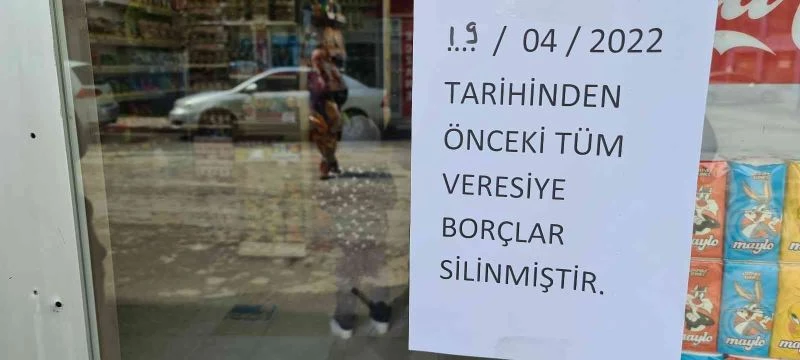 Market market dolaşan gizemli hayırseverler veresiye borçlarını ödedi
