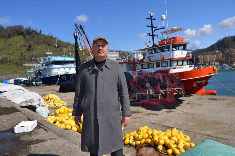 Balıkçılar, av sezonunun bitmesine sayılı günler kala teknelerini limana çekti
