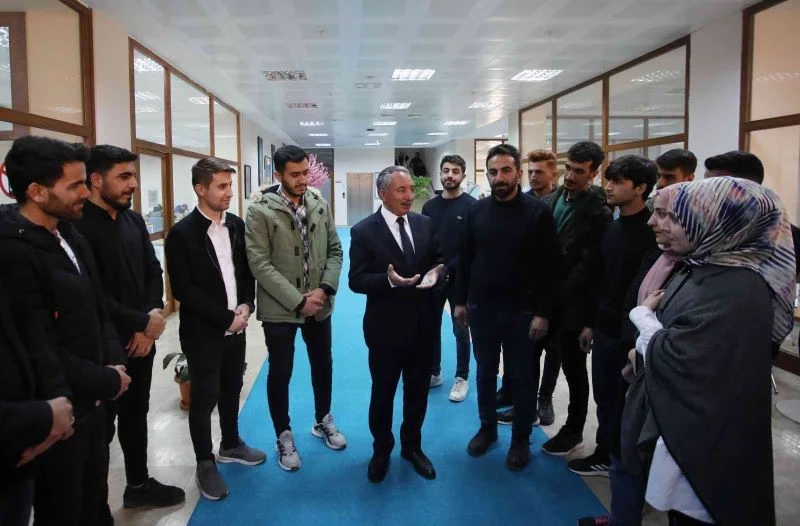 AİÇÜ Rektörü Karabulut, öğrencilere kitap ve satranç takımı hediye etti
