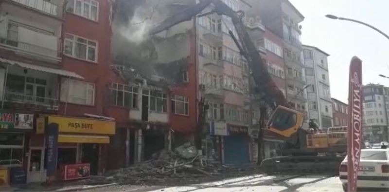 Depreme dayanıksız bina yıkıldı

