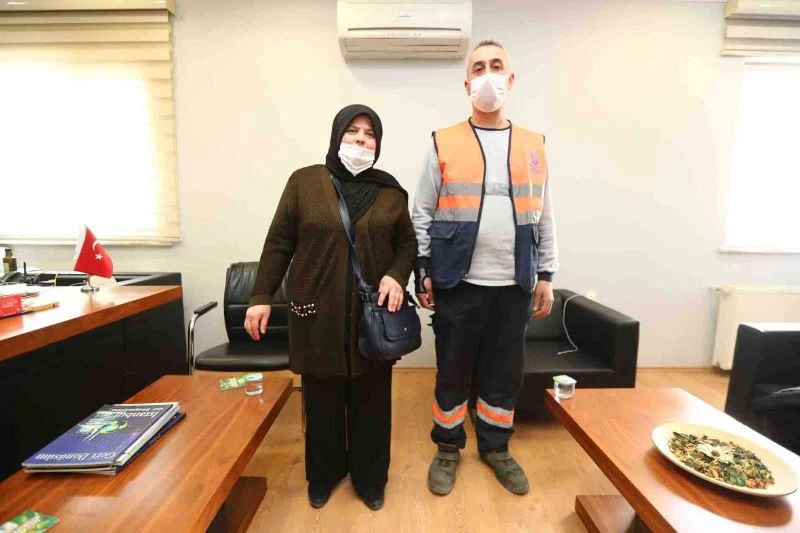 Temizlik işçisi, çöpte bulduğu altınları sahibine teslim etti
