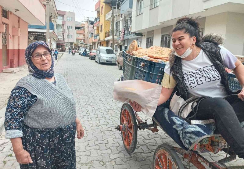 Manisalı kadın muhtar at arabasıyla sokak sokak pide dağıttı
