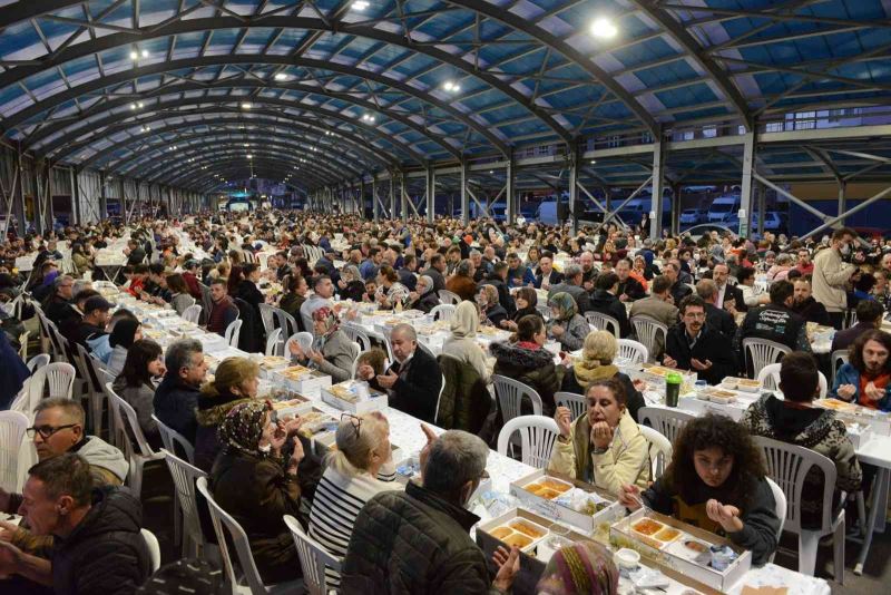 Tekirdağ’da 3 bin 500 kişilik ‘Gönül Sofrası’ kuruldu
