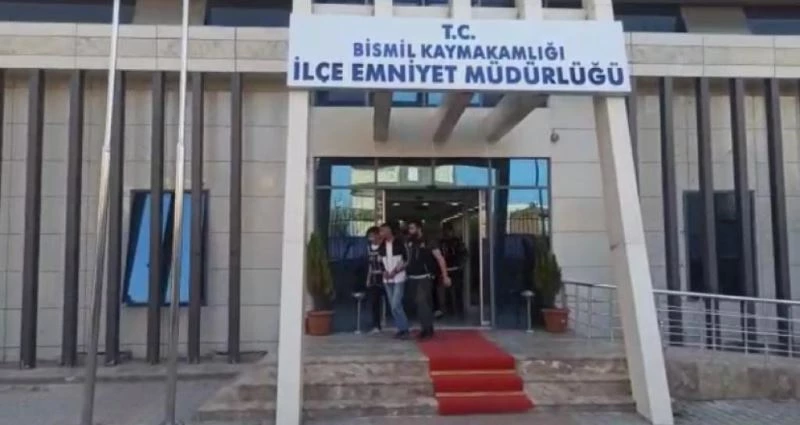 Diyarbakır’da polisten kaçan şüphelilerin üstünden silah ve uyuşturucu çıktı
