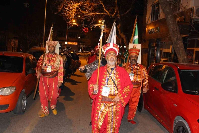 Mehter ordusu sahurda sokağa indi
