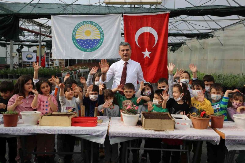 Gölbaşı Belediye Başkanı Şimşek, öğrencilerle birlikte ata tohumlarını toprakla buluşturdu
