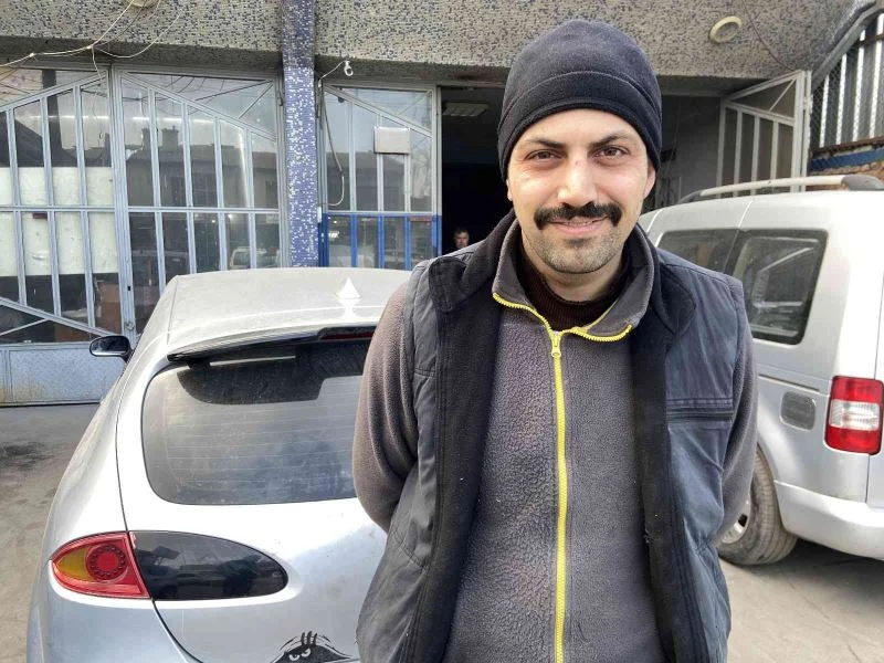 Aracının ön konsol kısmına kaçan yılanına kavuştu, verdiği tepkiyle gülümsetti
