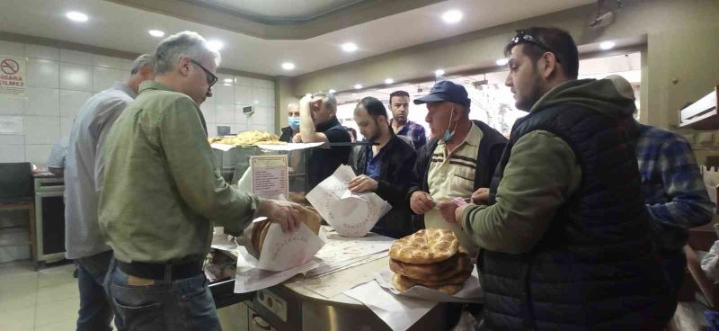 Ramazan’ın ilk gününde sıcak pide kuyruğu geleneği bozulmadı
