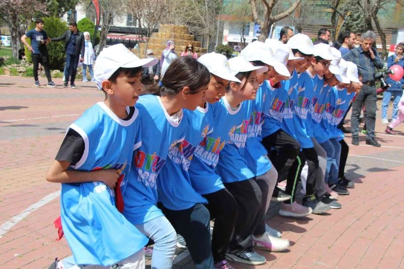 Batman’da otizmli birey vali ve kurum müdürlerine plaket takdim etti
