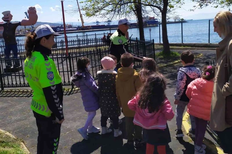 Minikler trafik kurallarını eğlenerek öğreniyor
