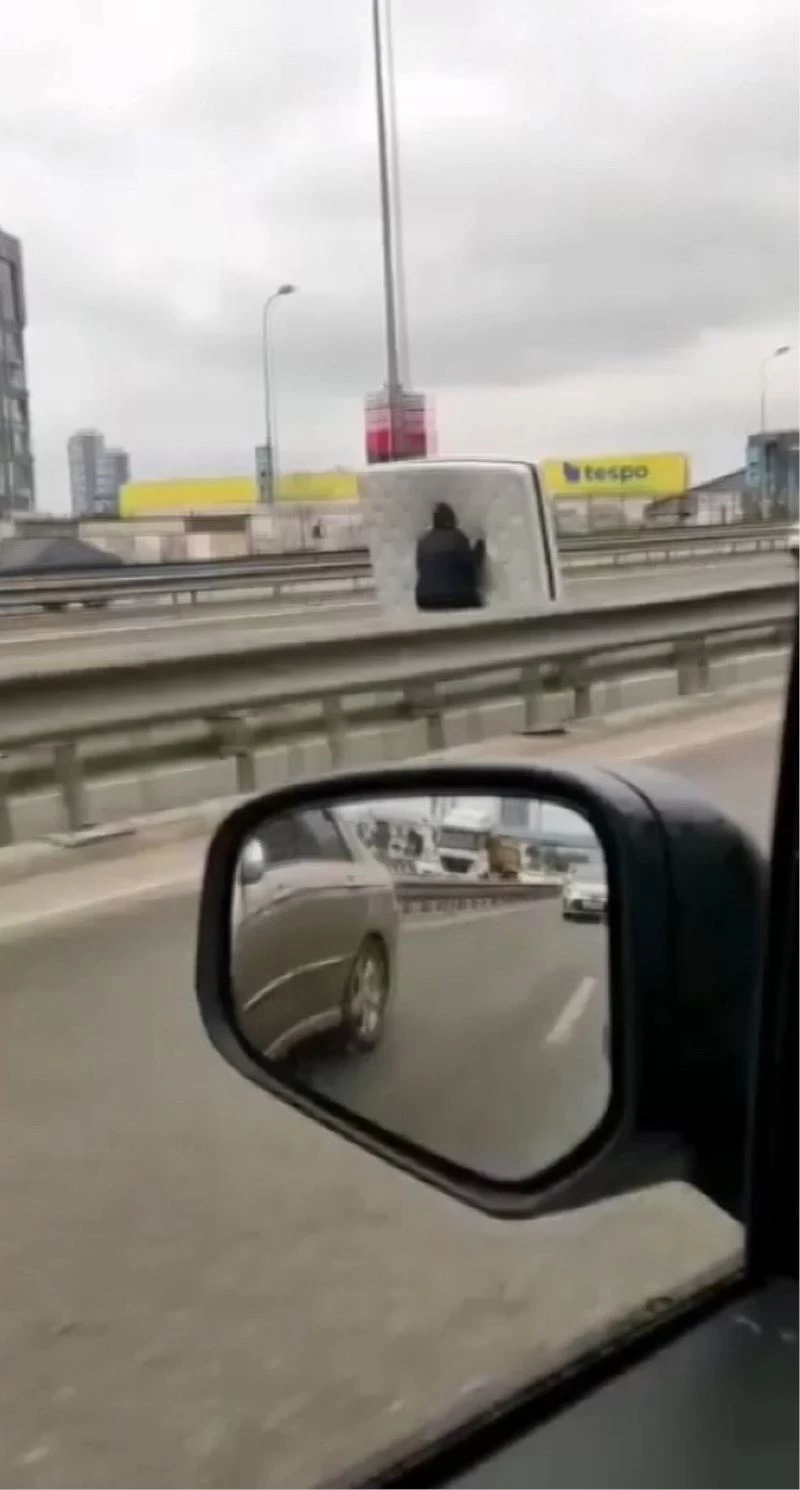 Kartal’da motosiklet sürücüsünün yatakla tehlikeli yolculuğu kamerada
