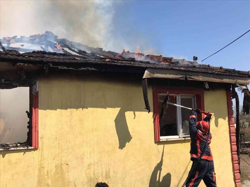 Cami lojmanında çıkan yangın itfaiye ekiplerince söndürüldü
