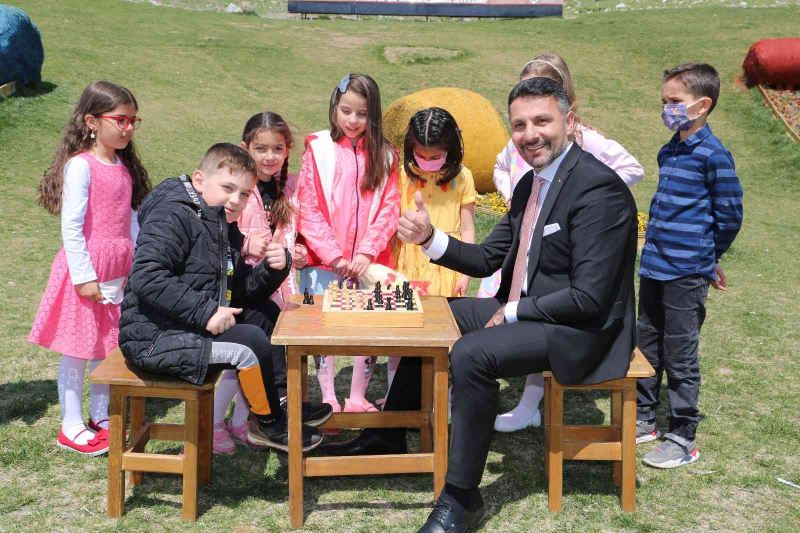 Başkan Yüzügüllü çocuklarla satranç etkinliğinde buluştu

