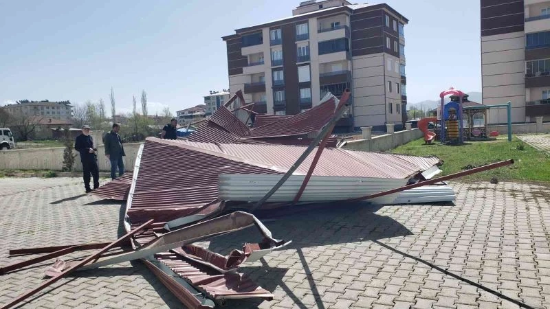 Fırtına binanın çatısını uçurdu, 3 araç hasar gördü
