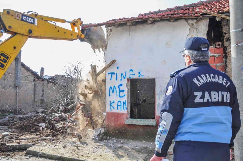 Karacabey’deki metruk binalar bir bir ortadan kaldırılıyor
