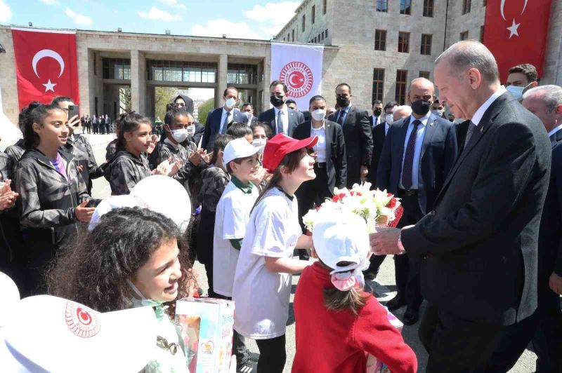 Cumhurbaşkanı Erdoğan, Meclis’te karşılaştığı çocuklarla sohbet etti
