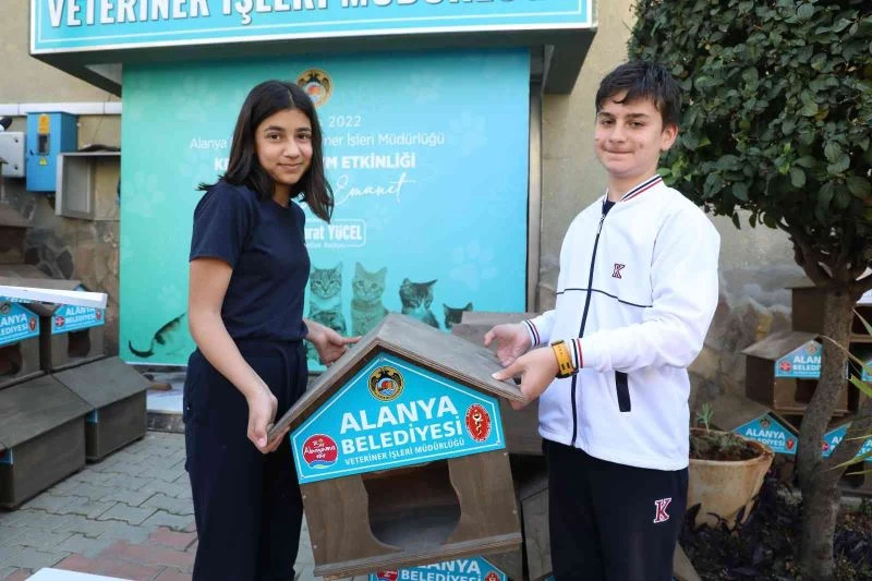 Alanya’da miniklere can dostları için evler dağıtıldı
