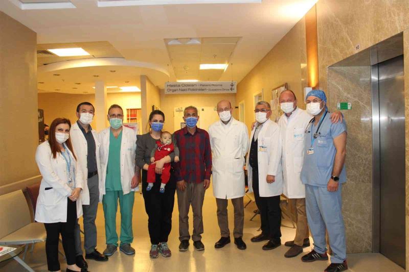 Karaciğer yetmezliği ve korona virüse karşı mücadele veren bebek İzmir’de şifa buldu
