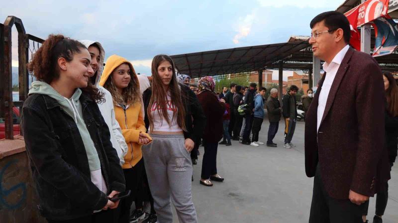 Başkan Özcan, üniversite öğrencilerine müjdesini paylaşacak
