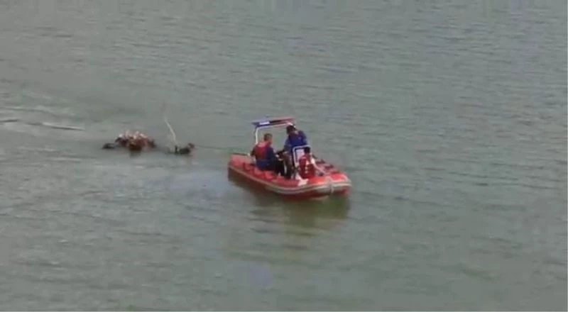 Uzunçayır baraj gölündeki atıklar temizlendi, vali vatandaşları duyarlı olmaya davet etti
