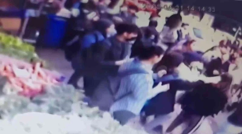 Sultanbeyli’de liseli kızların kavgasında ortalık savaş alanına döndü
