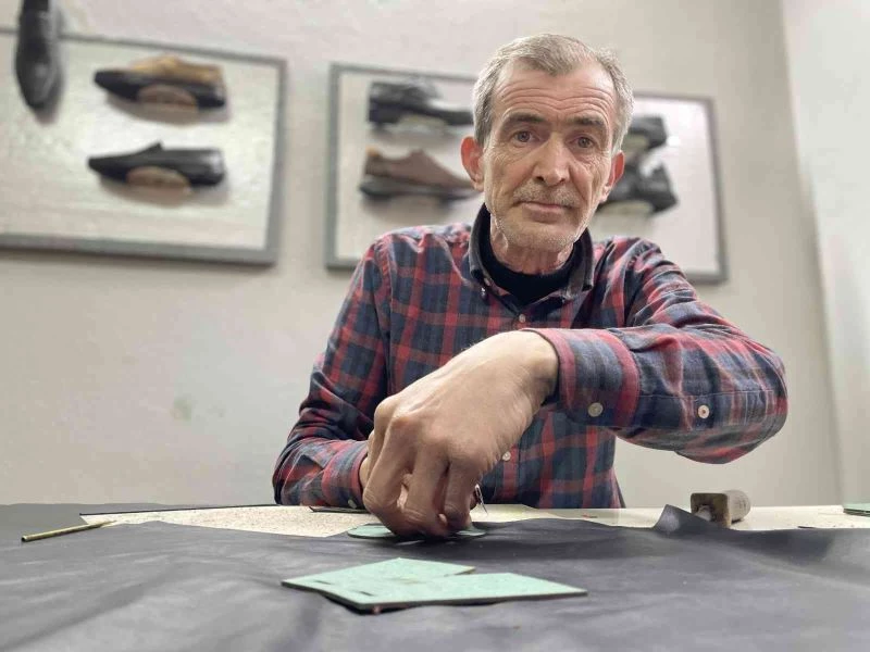 Şehir yaşamından bunaldı köyüne döndü, küçük dükkanında ayakkabı üretiyor
