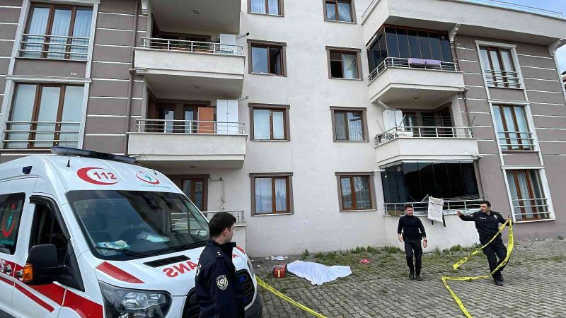 Cam silerken 3. kattan düşen yaşlı kadın öldü
