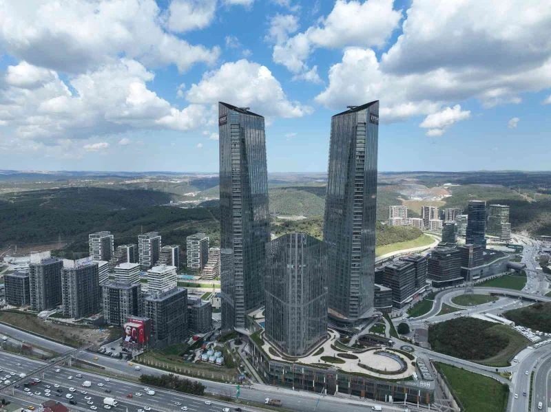 İstanbul’da işçilerin zorlu gökdelen mesaisi
